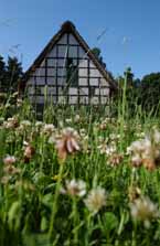 Fachwerkhaus und Wiese im Freilichtmuseum